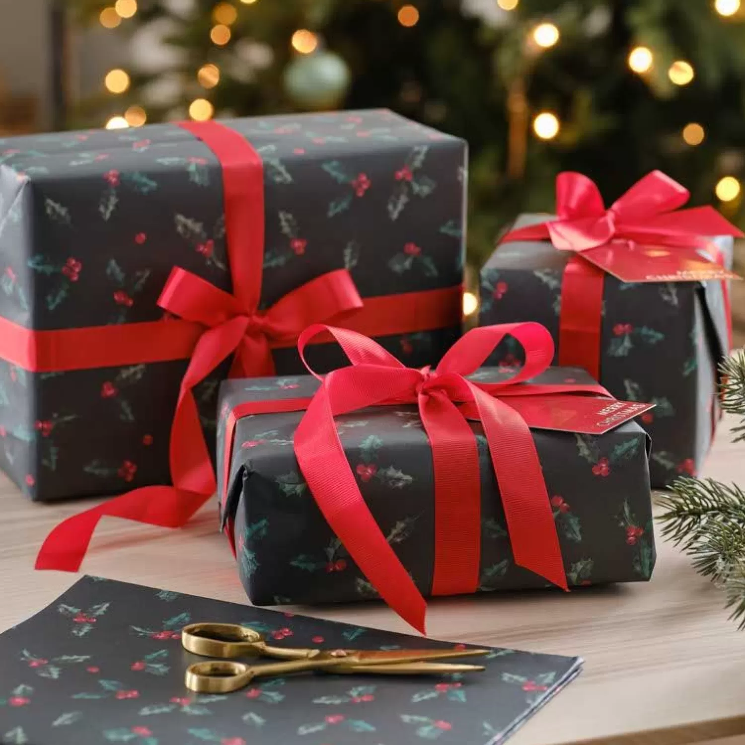 Holly Wrapping Paper With Gift Tags & Ribbon - 2 Sheets (50Cm X 70Cm)<Party Delights Sale
