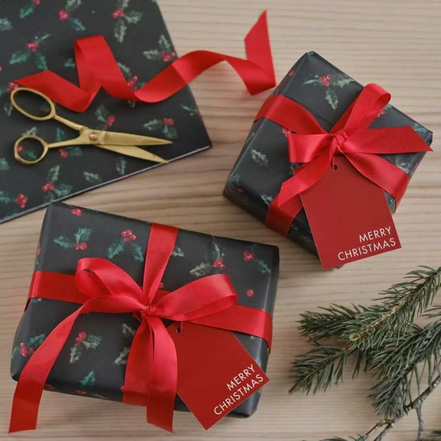 Holly Wrapping Paper With Gift Tags & Ribbon - 2 Sheets (50Cm X 70Cm)<Party Delights Sale