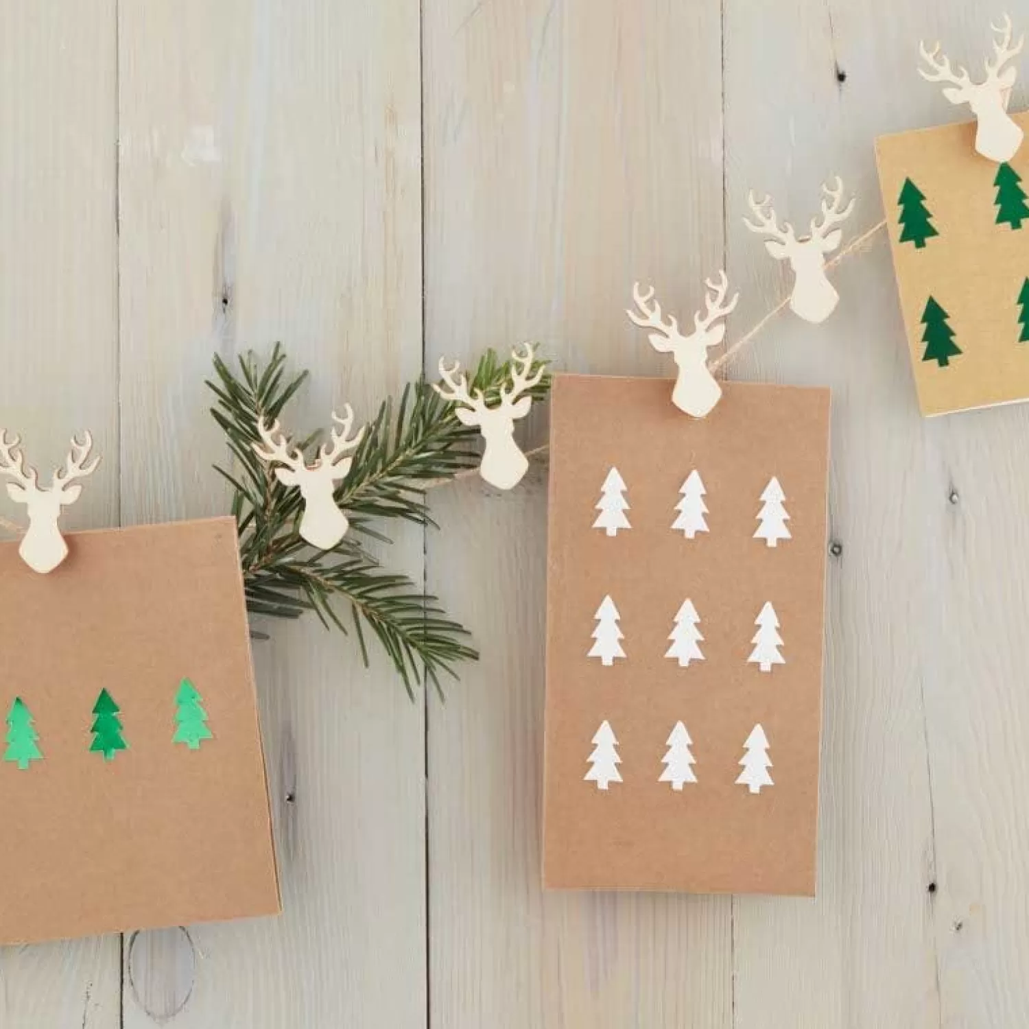 Stag Shaped Peg & Twine Hanging Christmas Card Holder - 3M<Party Delights Clearance